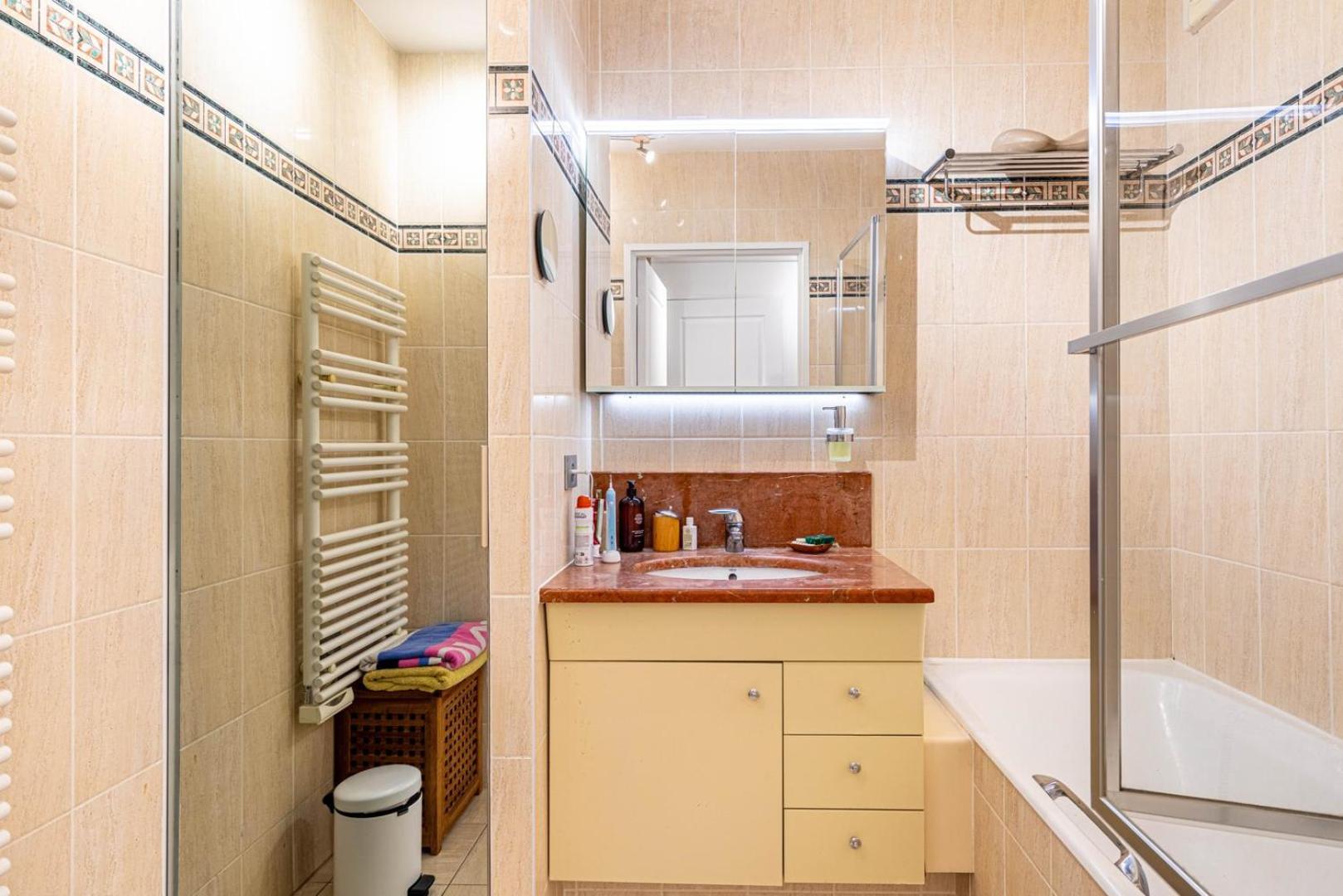 Guestready - Spacieux Apt. Avec Cour Privative Parijs